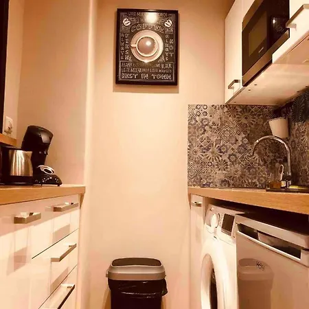 Bright And Airy In Moulin Rouge Apartament