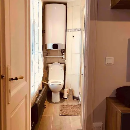 Bright And Airy In Moulin Rouge Apartament *