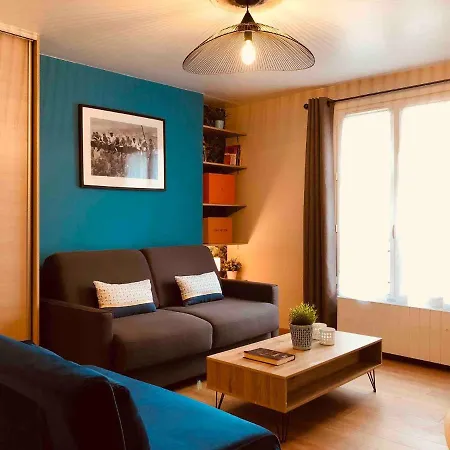 Bright And Airy In Moulin Rouge Apartament
